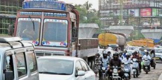 യാത്രക്കാർക്കും വാഹനങ്ങൾക്കും ഭീഷണിയായി റോഡിന്റെ ഉയരം