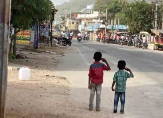 8.30 എന്നൊരു സമയം ഉണ്ടെങ്കിൽ ഇവിടെ എല്ലാവരും ദേശീയ ഗാനത്തിനായി എഴുന്നേറ്റു നിൽക്കും At 8.30 am every day, this whole town in Telangana stands still for the national anthem