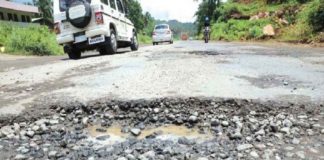 റോഡ് വെട്ടിക്കീറി ഗതാഗത തടസം ഉണ്ടാക്കിയതായി പരാതി