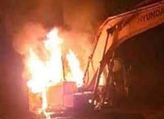 കുറ്റ്യാടിയിൽ മണ്ണുമാന്തി യന്ത്രം തീവെച്ച് നശിപ്പിച്ചു The jcb in Kuttadi was destroyed by fire