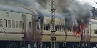 Protesters-set-fire-to-train-in-Bihar02