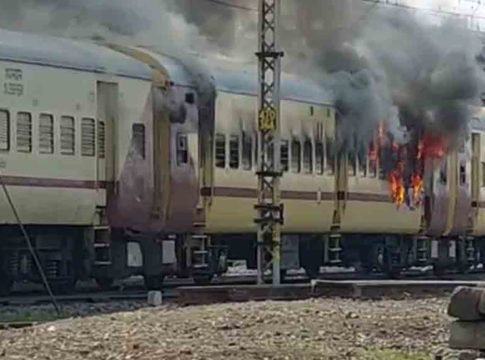 Protesters-set-fire-to-train-in-Bihar02