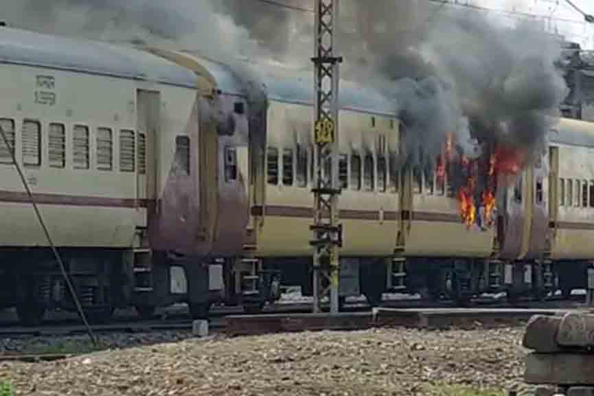 Protesters-set-fire-to-train-in-Bihar02 Protesters-set-fire-to-train-in-Bihar02