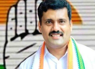 കലാപ ആഹ്വാനം; റിജിൽ മാക്കുറ്റിക്കെതിരെ പോലീസ് കേസ് attack-against-rijil-makkutty-