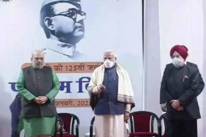 Amit Shah breaks Covid protocol in public