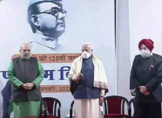 Amit Shah breaks Covid protocol in public