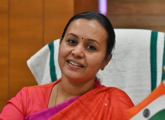 Minister Veena George Congratulate Doctors In Chittur Taluk Hospital