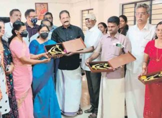 ‘പത്തരമാറ്റ് തിളക്കമുള്ള മനസ്’; വനിതാ കേന്ദ്രത്തിലെ പെൺകുട്ടികൾക്ക് വിവാഹ സമ്മാനവുമായി ഒരു കുടുംബം A family with wedding gifts for the girls at the Women's Care Center