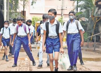 10, 11, 12 ക്ളാസുകൾ ഓഫ്ലൈനായി തുടരും; സ്കൂളുകൾ പൂർണമായി അടക്കില്ല Schools And Colleges In Kerala Wont Close Completely