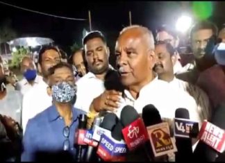 രാജ്യത്ത് കോവിഡ് രൂക്ഷം; മാസ്ക് ധരിക്കാതെ കർണാടക മന്ത്രി karnataka-minister