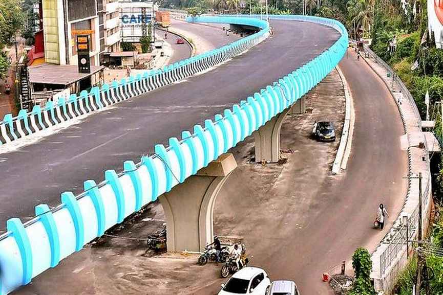 ramanattukara-bypass Vehicles charge around Rs 300, no receipt; Illegal pay blocked parking