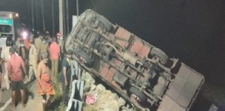 Minibus carrying pilgrims overturns; Ten people were injured