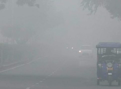കനത്ത മൂടൽമഞ്ഞ്; ദൂരക്കാഴ്ച കുറഞ്ഞ് രാജ്യതലസ്ഥാനം Intense Fog In Delhi And Long Sight Decreased