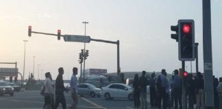 അനുമതിയില്ലാത്ത സ്ഥലങ്ങളിലെ റോഡ് മുറിച്ചു കടക്കൽ; പിഴ ഈടാക്കി അബുദാബി Fine For Crossing Busy Roads Illegally In Abu Dhabi