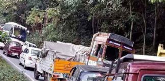 lorry and van collided in thamarassery