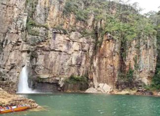 ബോട്ടുകൾക്ക് മുകളിലേക്ക് പാറ പൊട്ടിവീണു; 7 മരണം rock collapses on 2 boats at waterfall in Brazil