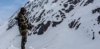 indian soldiers in extreme cold snow