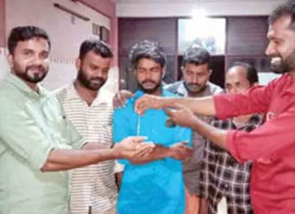 കളഞ്ഞുകിട്ടിയ സ്വർണാഭരണം ഉടമക്ക് തിരിച്ചുനൽകി; മാതൃകയായി യുവാക്കൾ Lost gold jewelry returned to owner; Young people as role models