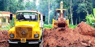 റോഡ് നവീകരണത്തിന്റെ മറവിൽ തണ്ണീർത്തടം നികത്താൻ ശ്രമം; തടഞ്ഞ് നാട്ടുകാർ Attempt to fill the wetland under the guise of road upgrades; Blocked locals