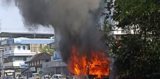 Bus Burned In Road In Kannur And Travelers Escaped