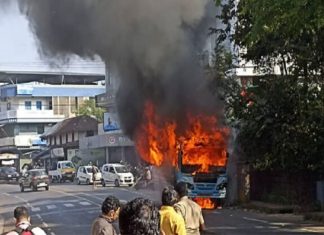 Bus Burned In Road In Kannur And Travelers Escaped