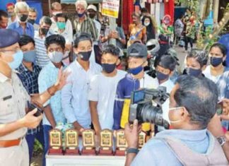 കരോളിൽ കിട്ടിയ പണം തെരുവിലെ അനാഥർക്ക്; ഇത് കുട്ടിസംഘത്തിന്റെ വലിയ മനസ് Carol's money goes to street orphans; This is the big heart of the kids