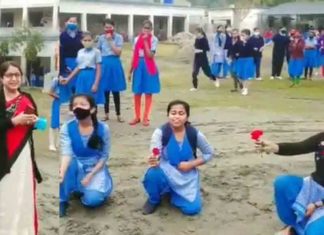 പ്രിയപ്പെട്ട അധ്യാപികക്ക് വിദ്യാർഥികളുടെ യാത്രയയപ്പ്; ഹൃദയം കീഴടക്കി വീഡിയോ Students' farewell to beloved teacher; Heart conquering video