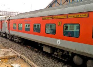 Stones hurled at Rajdhani Express in Thrissur; The RPF began an investigation