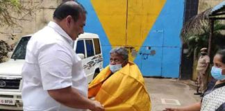 വിദ്യാർഥിനിയുടെ ആത്മഹത്യ; മുഖ്യപ്രതിയെ ജയിലിന് പുറത്ത് സ്വീകരിച്ച് ഡിഎംകെ എംഎൽഎ DMK-MLA-welcomes-prime-accused-outside-prison