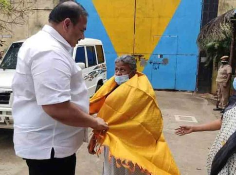 DMK-MLA-welcomes-prime-accused-outside-prison