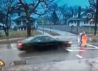 ചീറിപ്പാഞ്ഞു വന്ന കാറിന് മുന്നിൽ നിന്ന് പെൺകുട്ടിയെ രക്ഷിച്ച് വനിതാ പോലീസ് Women police rescue girl in front of speeding car