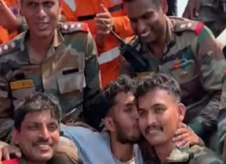 അതിസാഹസിക രക്ഷാദൗത്യം; സൈനികരെ അഭിനന്ദിച്ച് മുഖ്യമന്ത്രി Young man trapped in cave at Palakkad