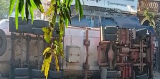 เดคเดฒเดถเตเดถเตเดฐเดฟเดฏเดฟเตฝ เดชเดพเดเดเดตเดพเดคเด เดเดพเดเตเดเตผ เดฒเตเดฑเดฟ เดฎเดฑเดฟเดเตเดเต; เดตเดพเดคเด เดเตเตผเดเตเดเดฏเดฟเดฒเตเดฒ LPG tanker lorry overturns in Thalassery