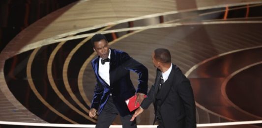 ഓസ്കര് ചടങ്ങിനിടെ അവതാരകനെ തല്ലി വില് സ്മിത്ത്