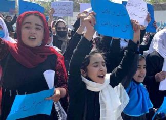 Schools should be open; Girls protest against Taliban in Afghanistan