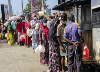 ഇന്ധനം കിട്ടാതെ വൈദ്യുതി നിലയങ്ങള് അടച്ചു; ഇരുട്ടിലായി ശ്രീലങ്ക