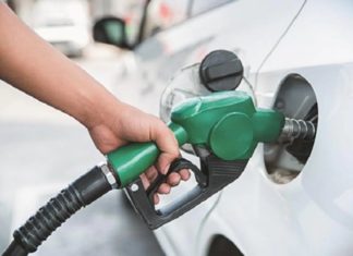 കുതിച്ചുയർന്ന് ഇന്ധനവില; ശ്രീലങ്കയിൽ പെട്രോളിന് ഒറ്റയടിക്ക് വർധിച്ചത് 77 രൂപ Petrol pumps