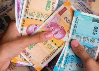 രൂപയുടെ മൂല്യം ഇടിഞ്ഞു; പ്രവാസികൾ നാട്ടിലേക്ക് പണമയക്കുന്നത് കൂടി Rupee depreciates against dollar in early trade