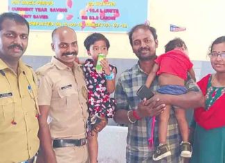 തീവണ്ടിയുടെ അടിയിൽപെട്ട നാല് വയസുകാരിക്ക് രക്ഷകരായി പോലീസുകാർ Police rescue four-year-old girl who was trapped under a train