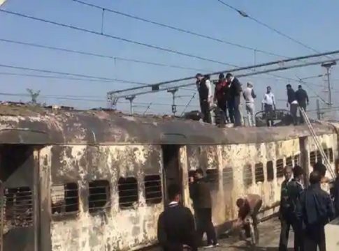 മീററ്റിൽ ട്രെയിനിന് തീപിടുത്തം; ബോഗികൾ തള്ളി മാറ്റി യാത്രക്കാർ Fire Accident On Train And Passengers Push Train Away From Burning Engine