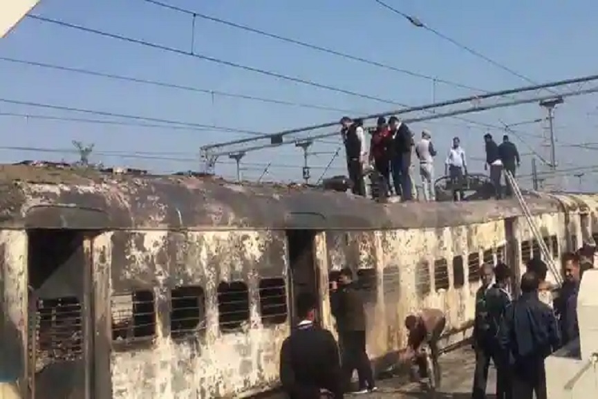 Fire Accident On Train And Passengers Push Train Away From Burning Engine Fire Accident On Train And Passengers Push Train Away From Burning Engine