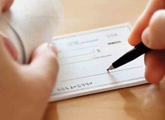 നിർത്തിയിട്ട ജീപ്പിൽ നിന്ന് ഒപ്പിട്ട ചെക്ക് തട്ടിയെടുത്ത് പണം തട്ടി; രണ്ട് പേർ അറസ്റ്റിൽ Snatched a signed check from a parked jeep and stole money; Two arrested