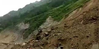 ജമ്മു-ശ്രീനഗർ ദേശീയപാതയിൽ മണ്ണിടിച്ചിൽ; ഗതാഗതം നിർത്തിവച്ചു Landslide In Jammu-Srinagar National Highway