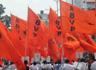 കാലിക്കറ്റ് യൂണിവേഴ്സിറ്റിയിൽ എബിവിപി മാർച്ച്; പ്രവർത്തകരെ അറസ്റ്റ് ചെയ്ത് നീക്കി ABVP