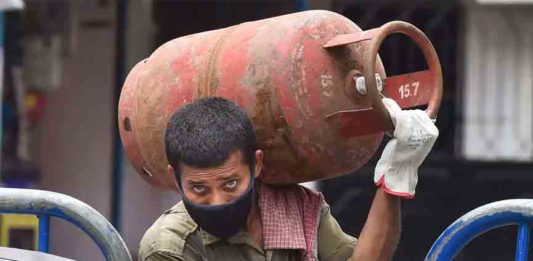 തിരിച്ചടി; എൽപിജി സിലിണ്ടർ വില വീണ്ടും കുത്തനെ കൂട്ടി, 195.50 രൂപയുടെ വർധന LPG