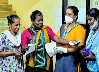 റോഡരികില് പ്രസവിച്ച യുവതിക്ക് കരുതലായവരെ അഭിനന്ദിച്ച് മന്ത്രി