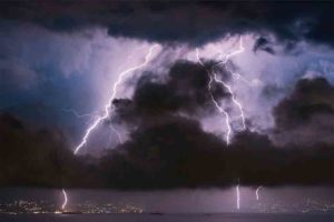 Strong winds and rain; 10 people were struck by lightning