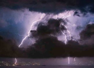 Strong winds and rain; 10 people were struck by lightning