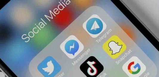 เดเดธเตโเดเตเดฐเตเดฒเดฟเดฏ เดฎเดพเดคเตเด; เดเตเดเตเดเดฟเดเตพ เดธเดพเดฎเตเดนเดฟเด เดฎเดพเดฆเตเดงเตเดฏเดฎเดเตเดเตพ เดเดชเดฏเตเดเดฟเดเตเดเตเดจเตเดจเดคเต เดตเดฟเดฒเดเตเดเดพเตป เดเตเดต Social media ban