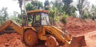 ചാലിന്റെ കരയിടിച്ച് ഭൂവസ്ത്രം പദ്ധതി; ഗുണംചെയ്യില്ലെന്ന് നാട്ടുകാർ, എതിർപ്പ് Local protest at neeleshwaram